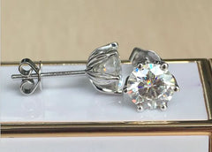 Doveggs flower shape round moissanite stud earrings for women