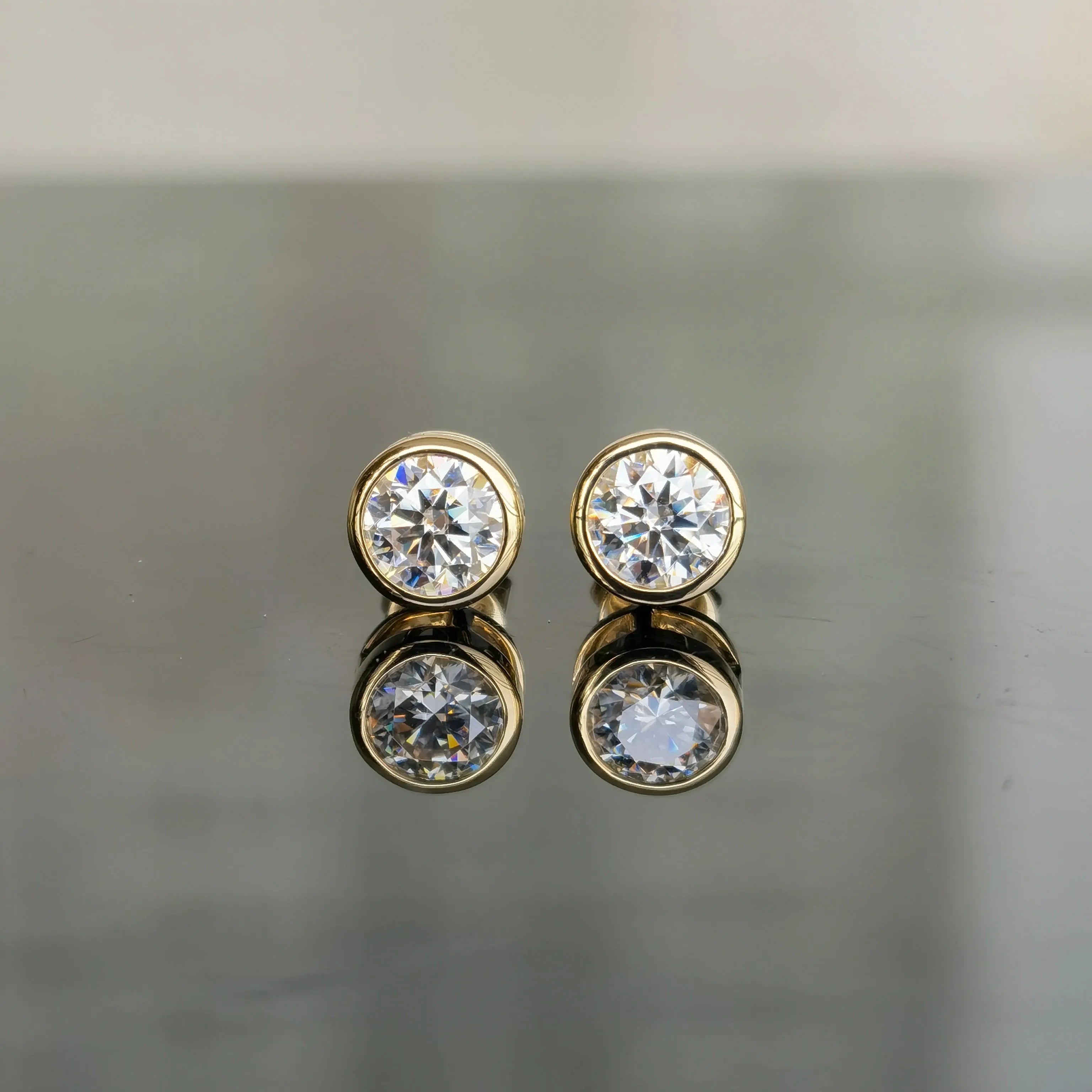Doveggs round moissanite studs earring for women