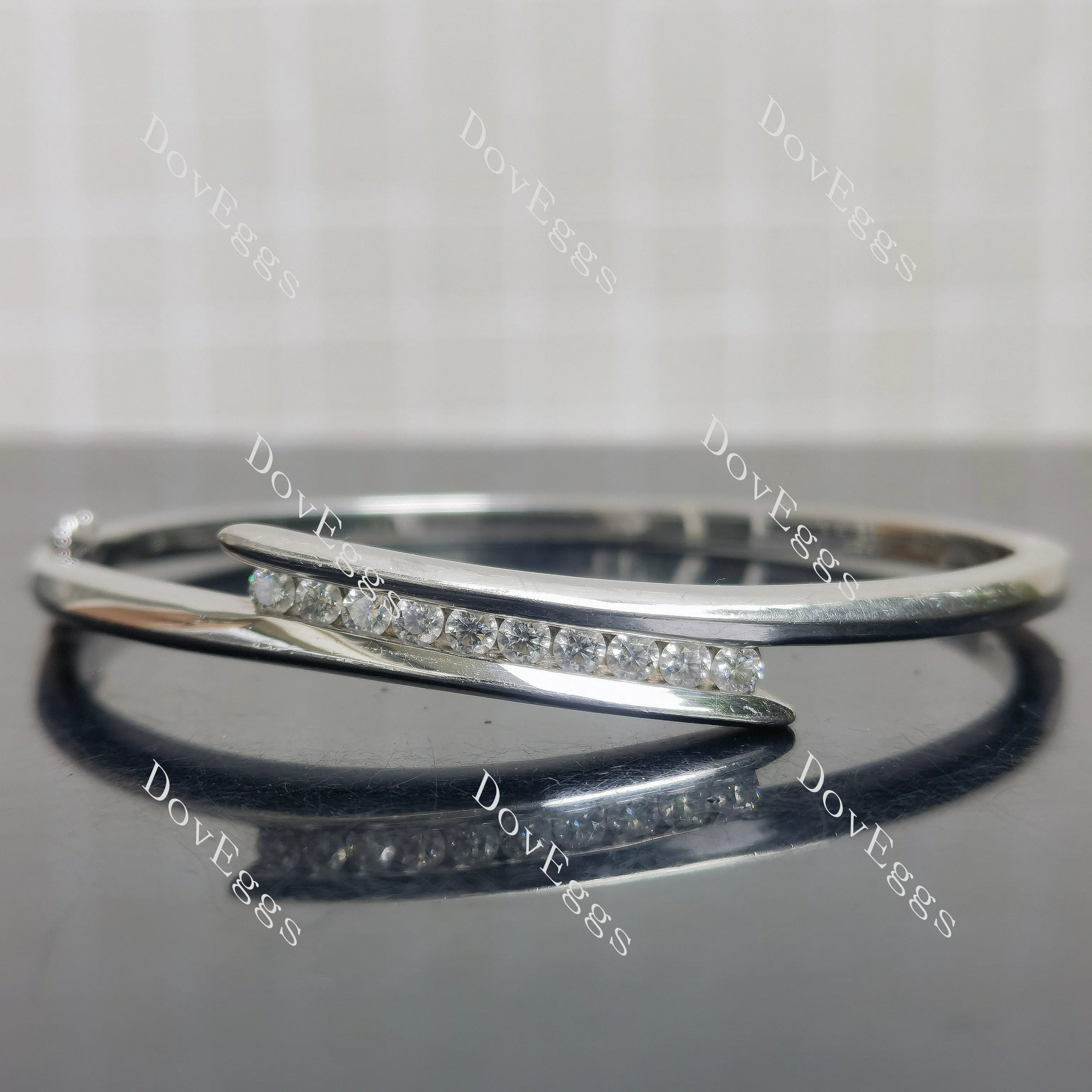 Doveggs sterling silver round moissanite bracelet bangle