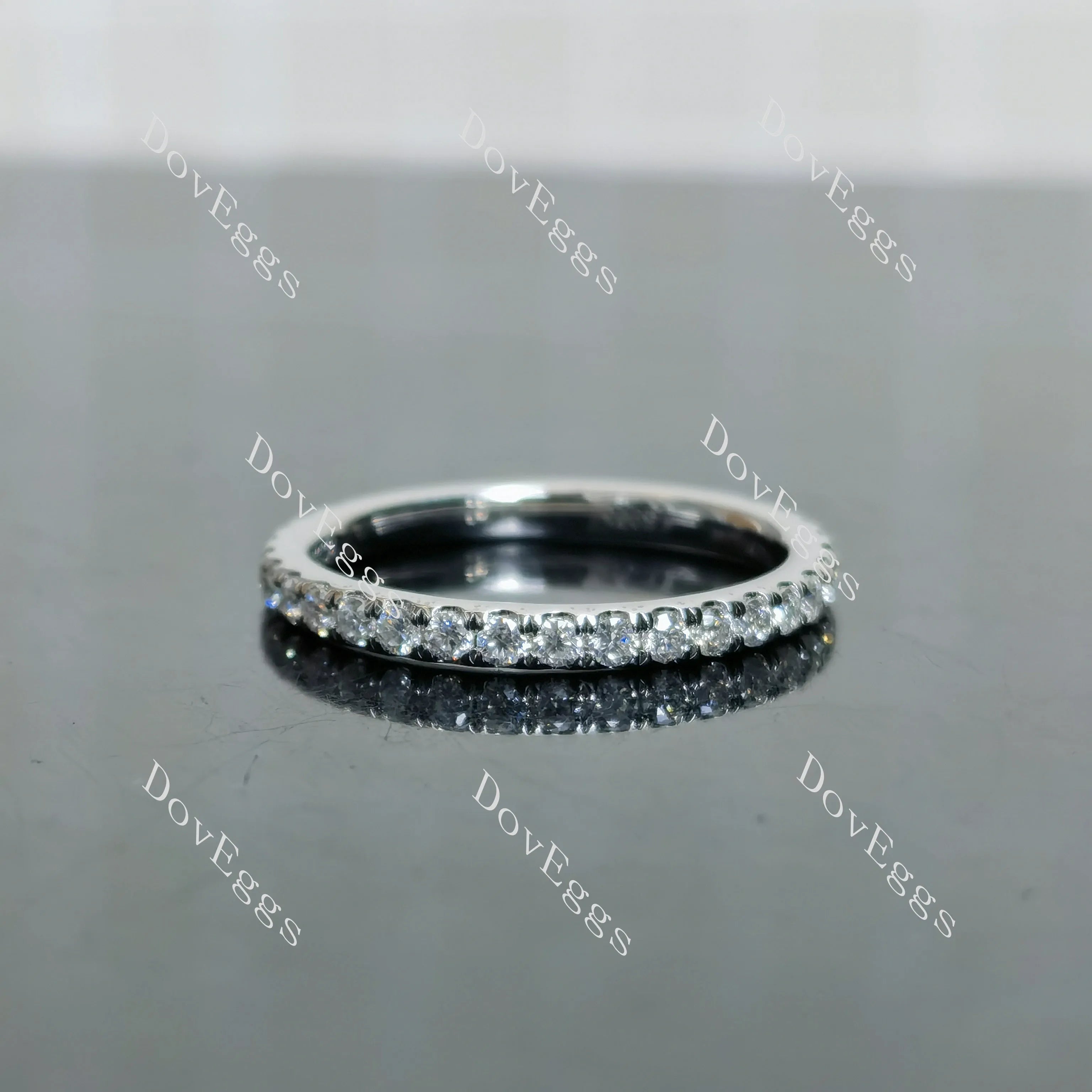 (size 7) Doveggs sterling silver round moissanite wedding band