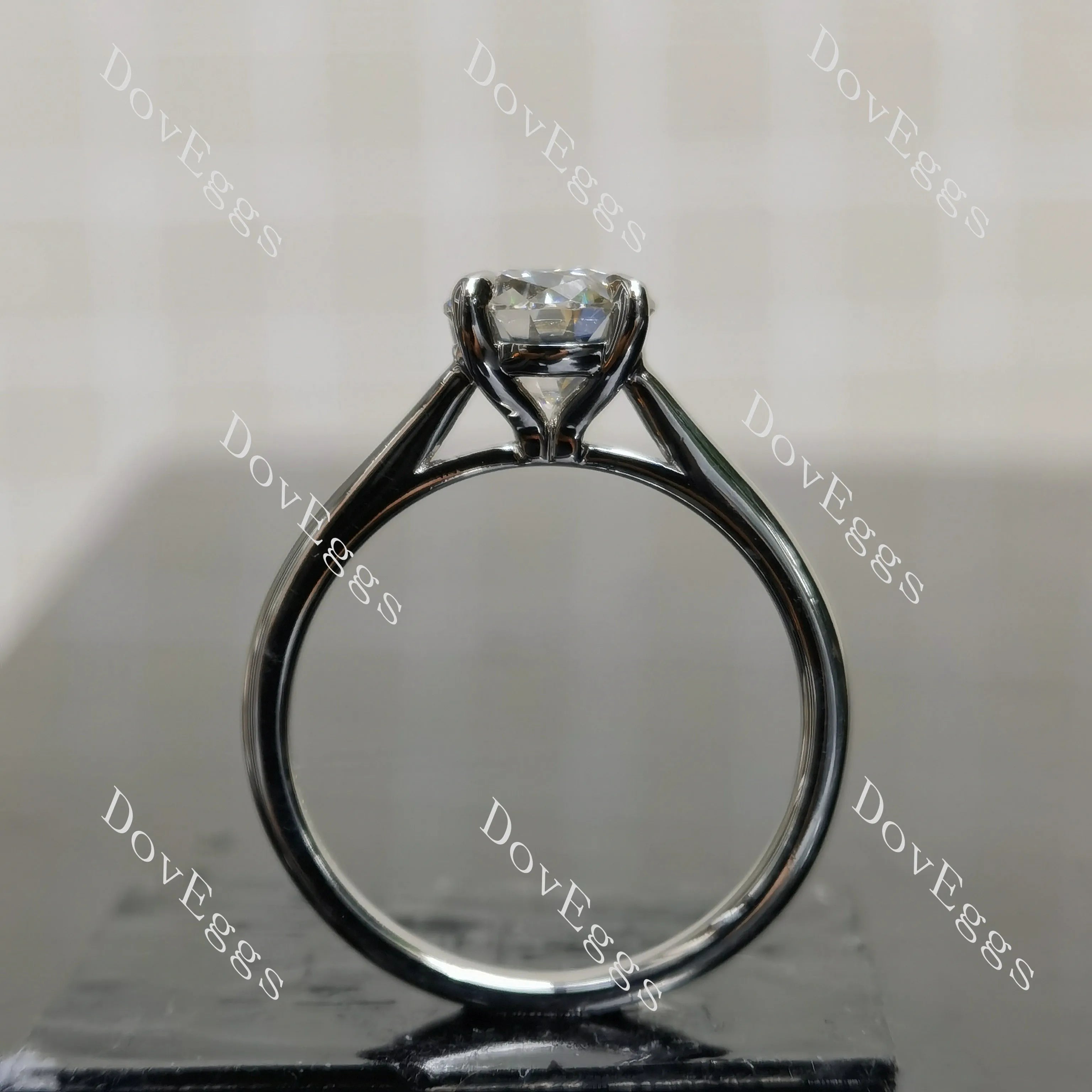 (size 8) Doveggs sterling silver 1.5ct Round moissanite engagement ring