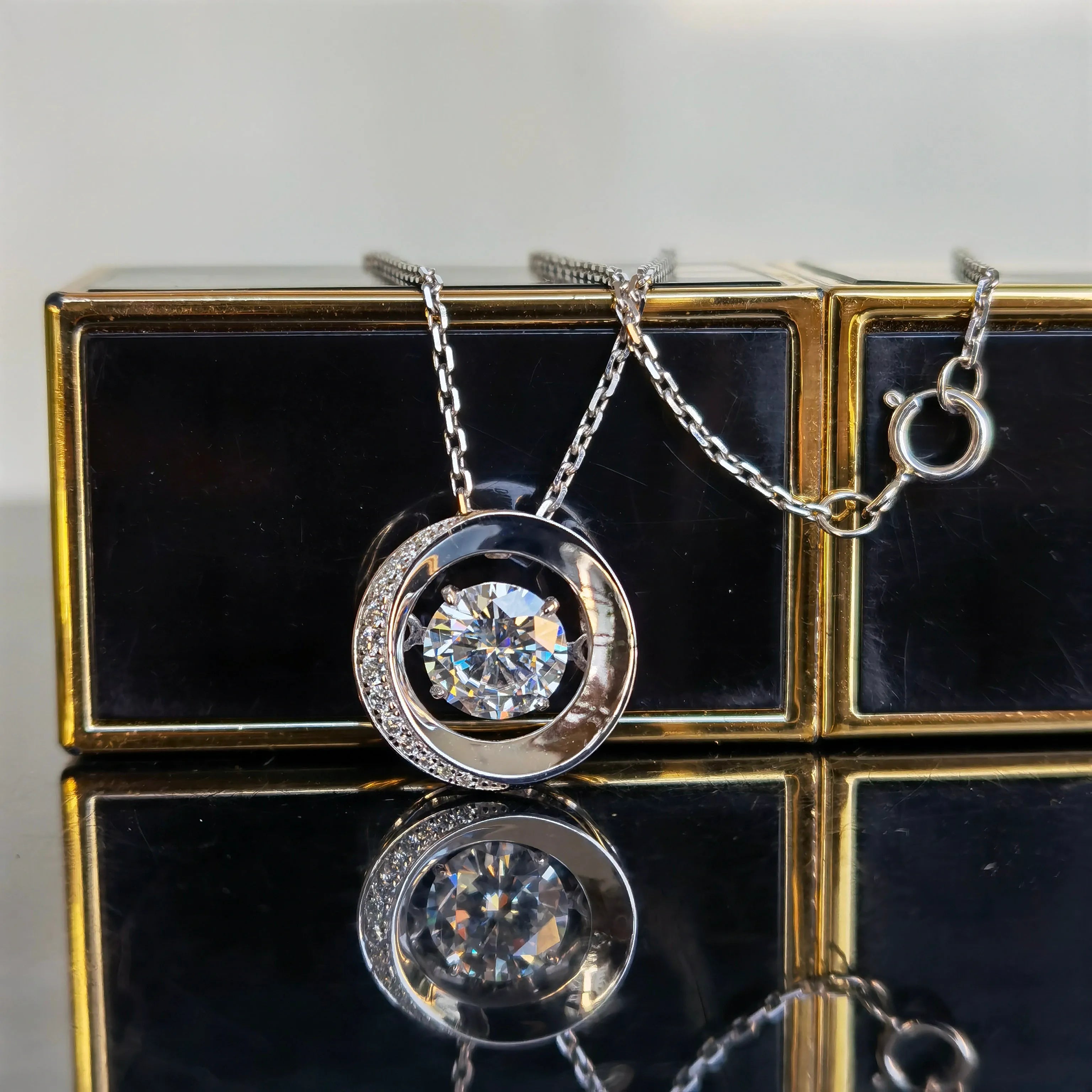 Doveggs premade 18k white gold round moissanite pendant necklace (pendant only)