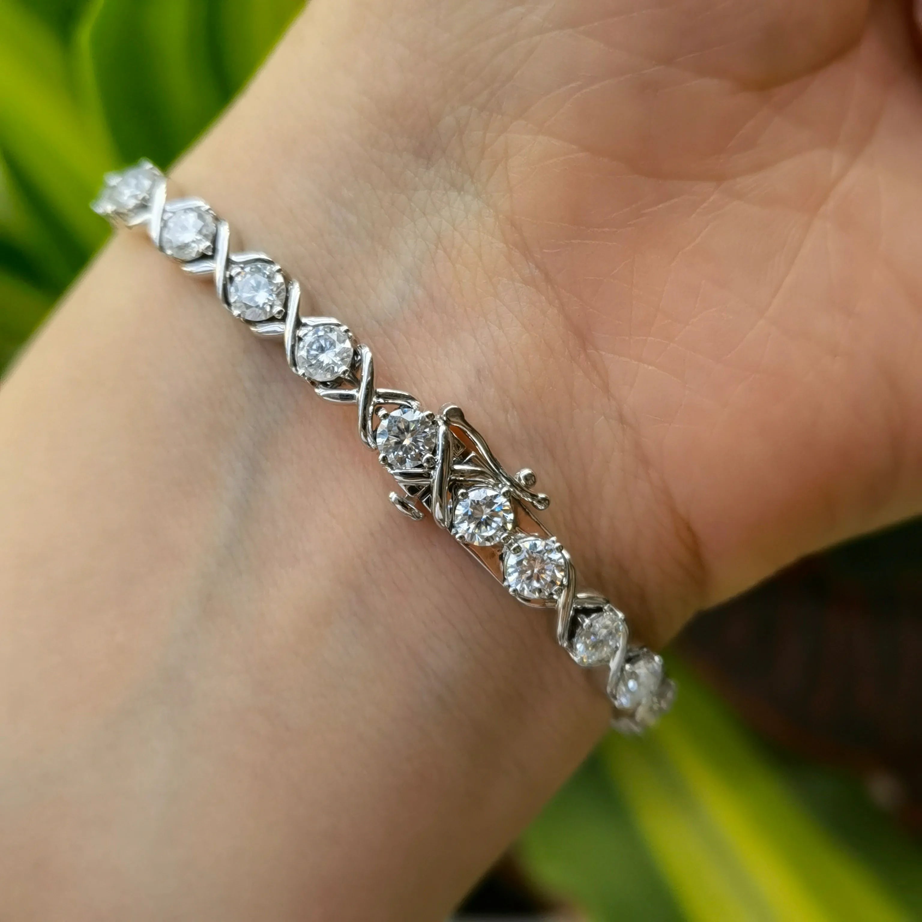 Doveggs round pave moissanite bracelet