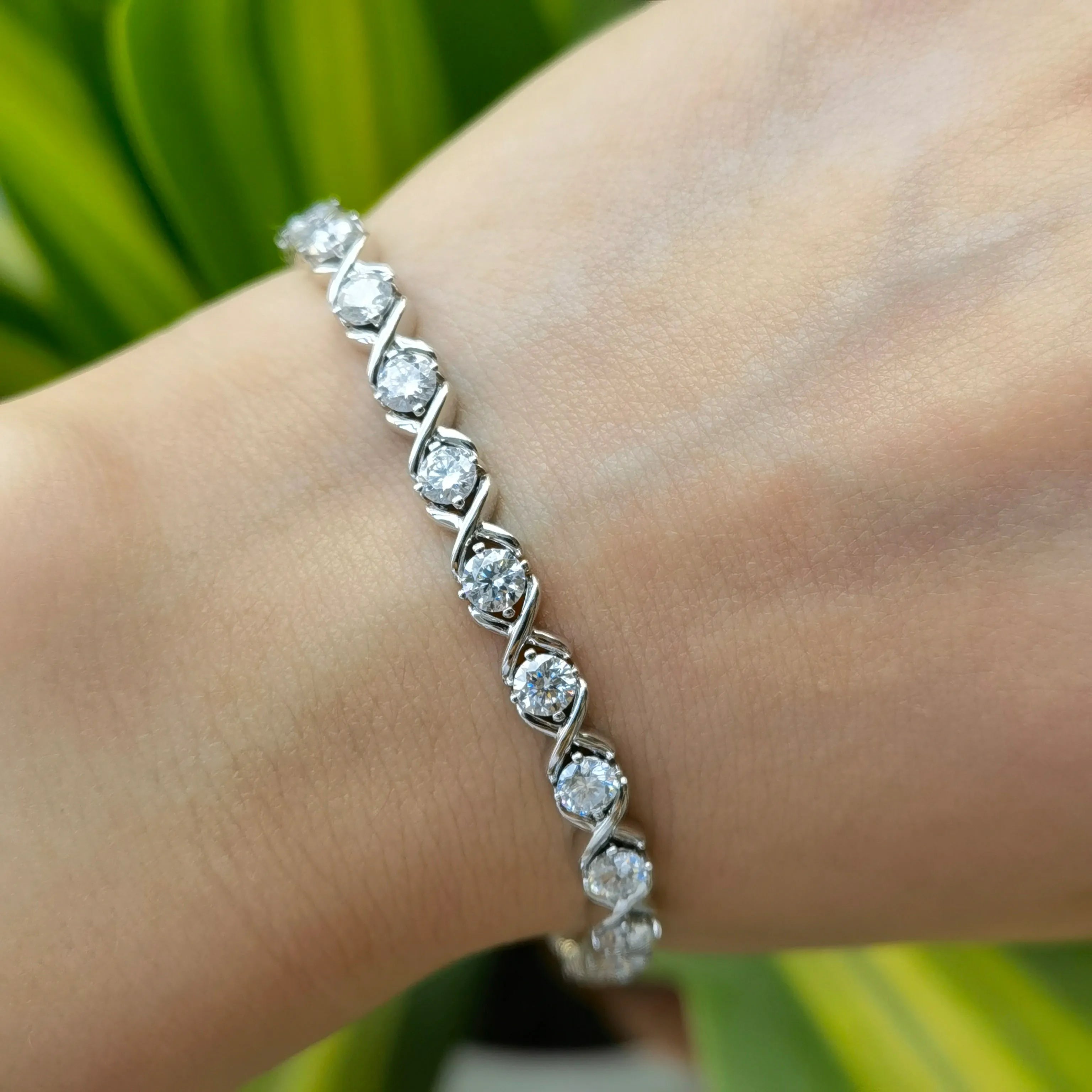 Doveggs round pave moissanite bracelet
