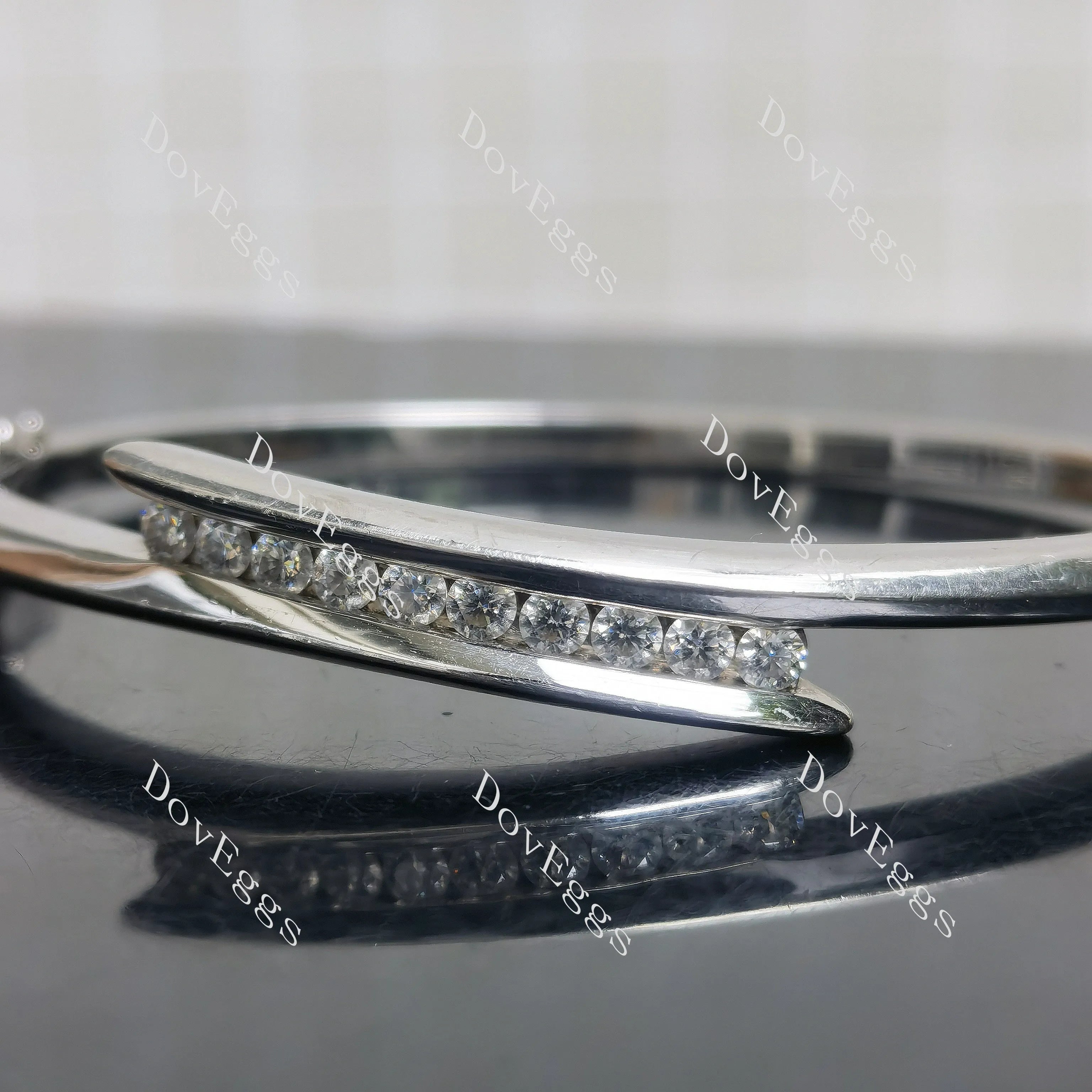 Doveggs sterling silver round moissanite bracelet bangle