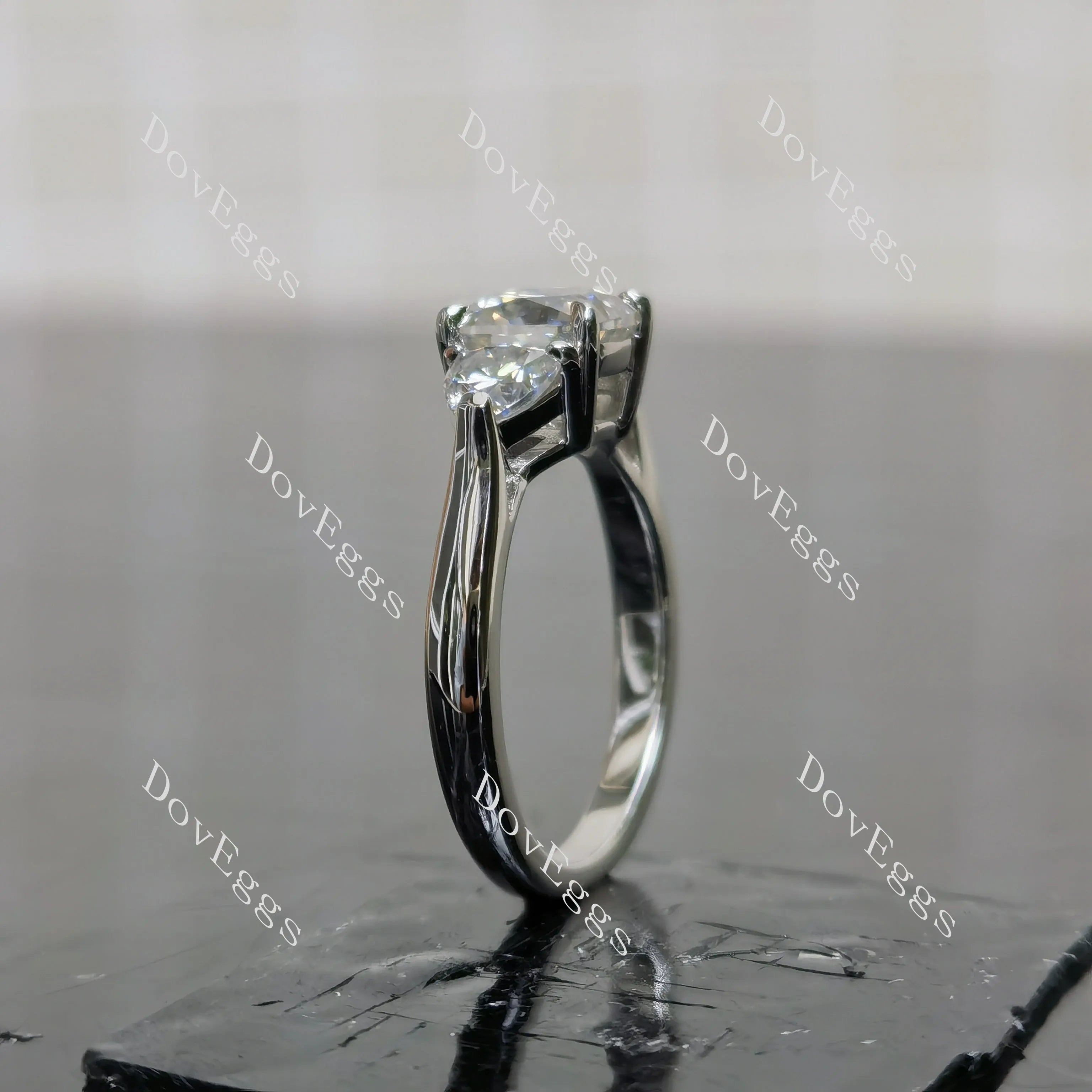 (size 4) Doveggs sterling silver 1ct cushion moissanite engagement ring