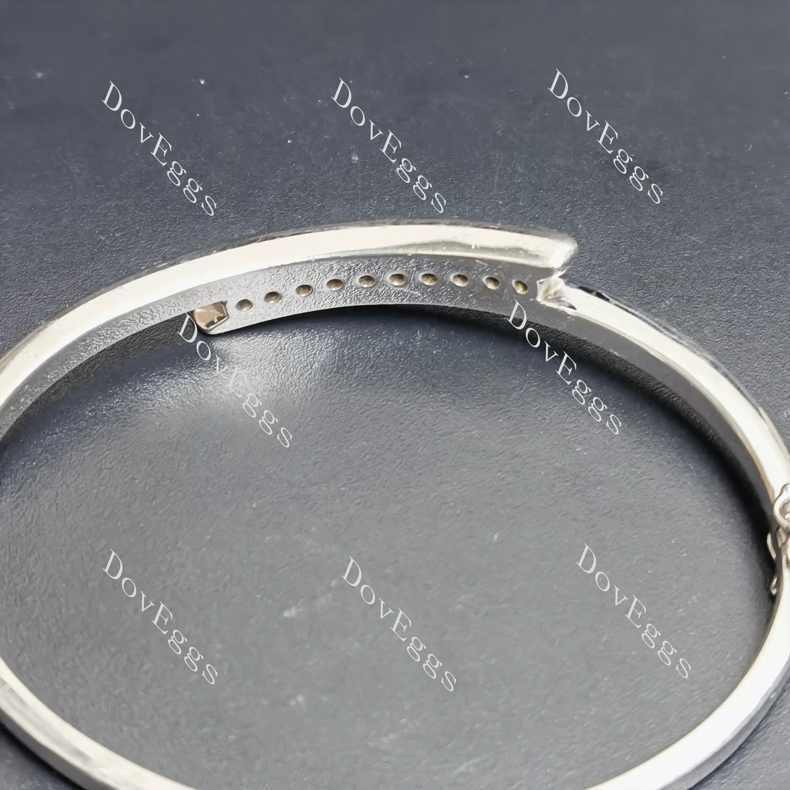 Doveggs sterling silver round moissanite bracelet bangle