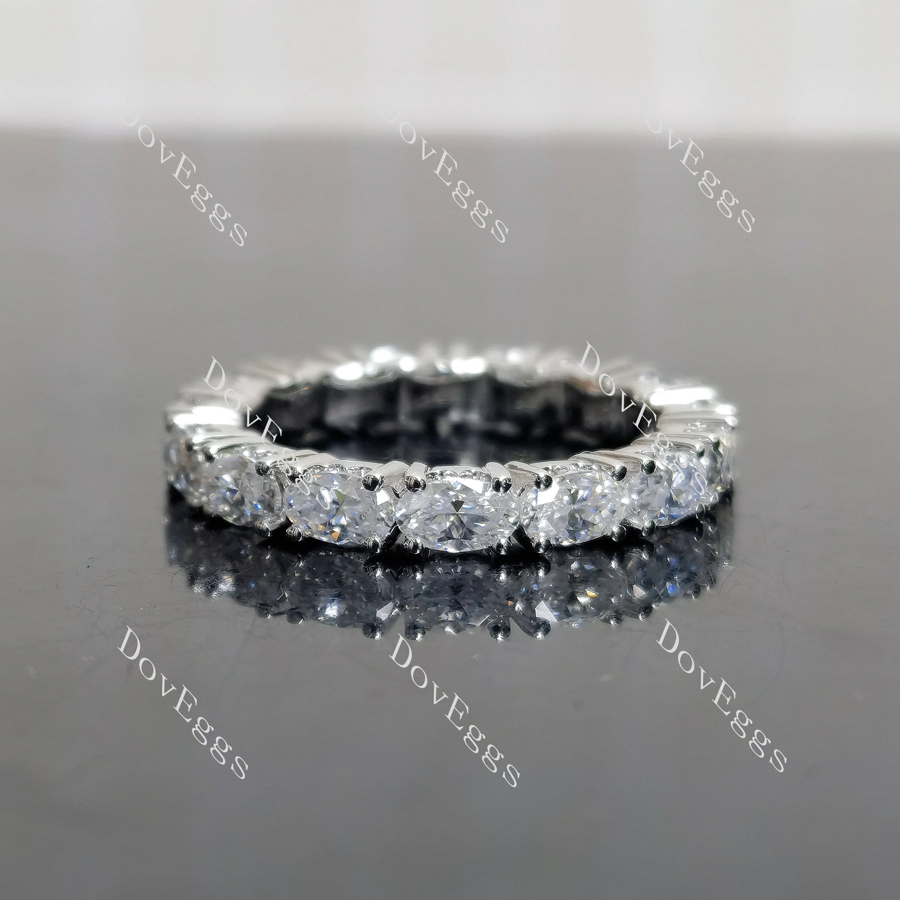 (size 8) Doveggs sterling silver 0.3ct oval moissanite wedding band