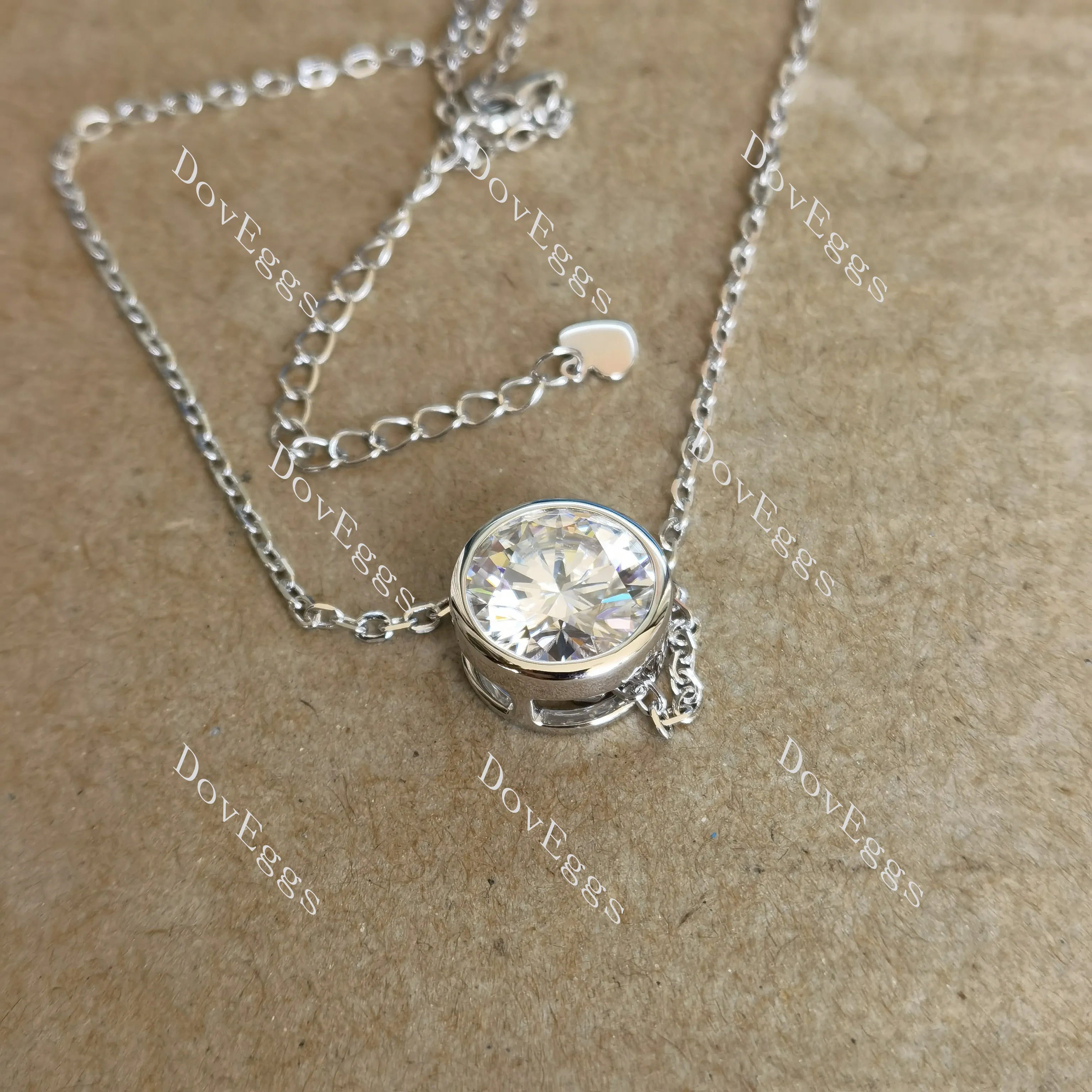 Doveggs round bezel setting moissanite pendant necklace (pendant only)