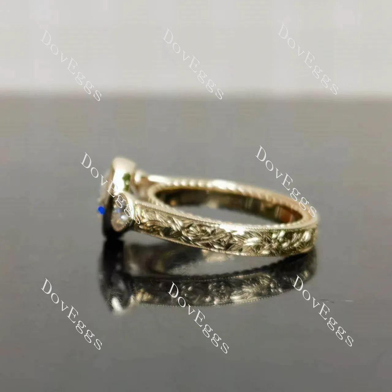 Tin's'Ohana-Round bezel carved vintage three stones moissanite engagement ring| DovEggs