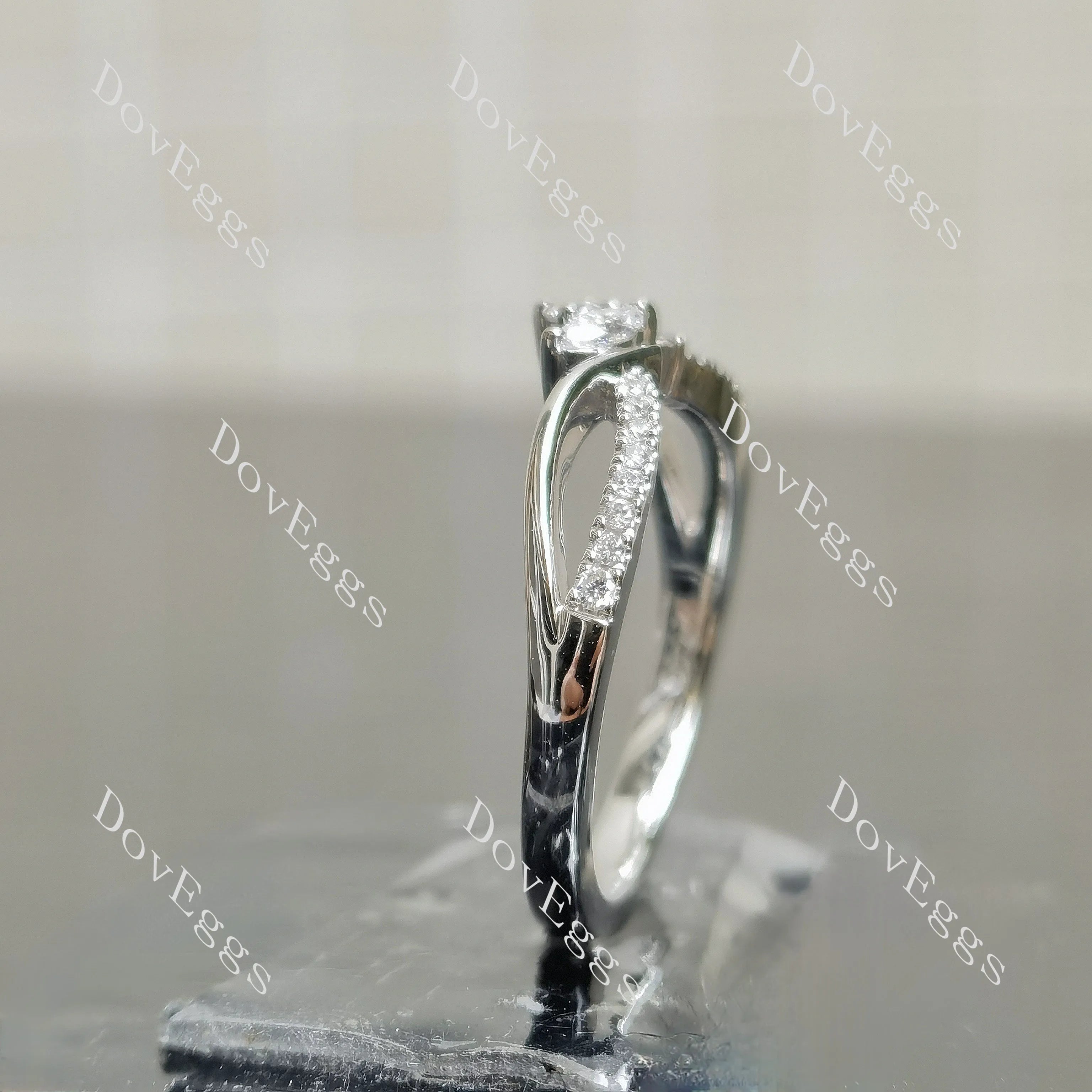Round curved vintage moissanite stacking wedding band-2.0mm band width| Doveggs