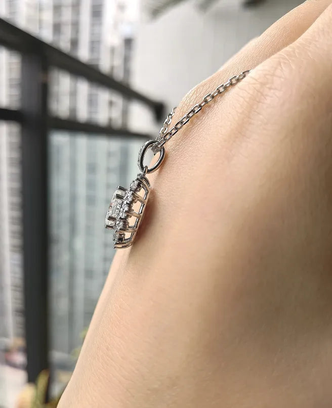 Doveggs oval moissanite pendant necklace (pendant only)