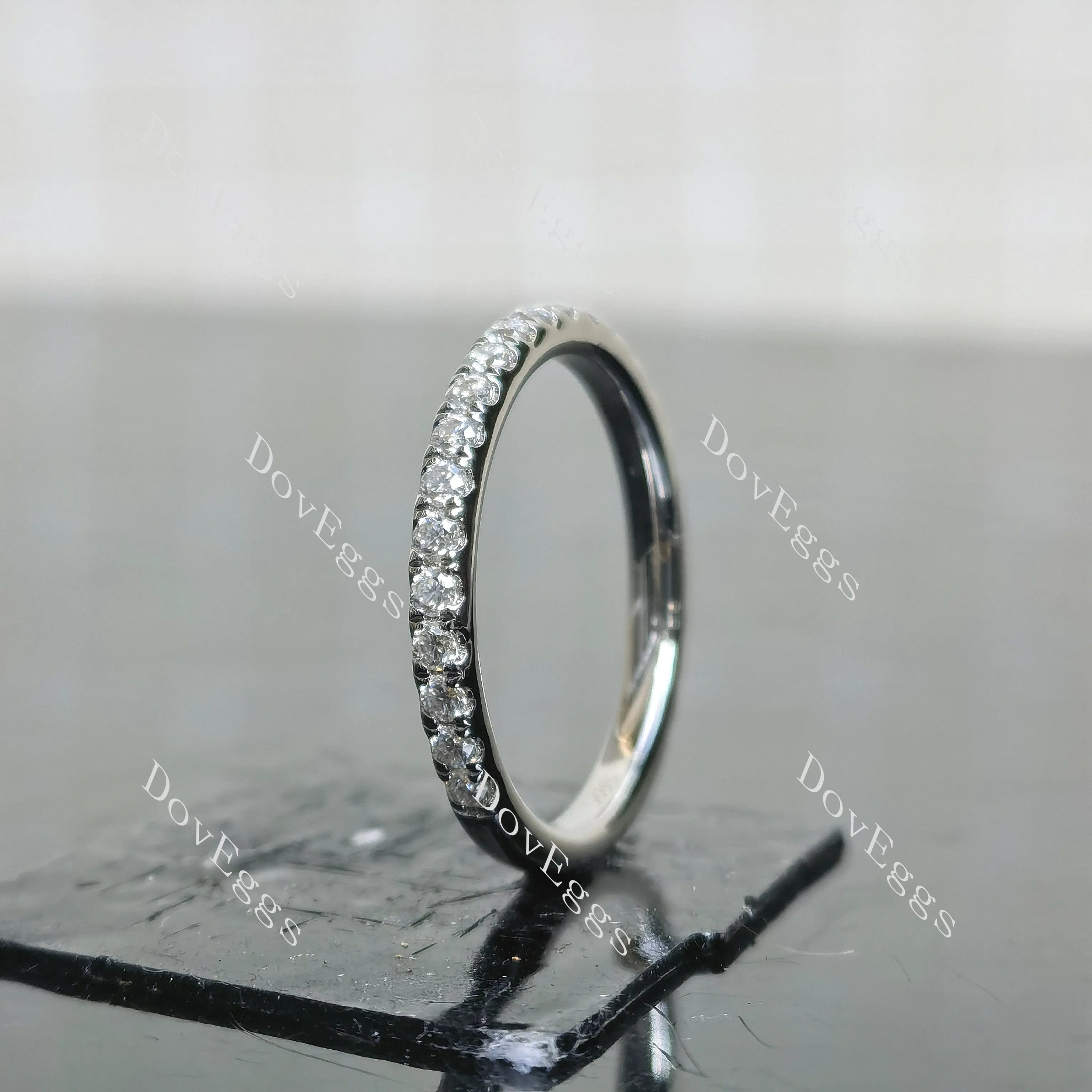 (size 7) Doveggs sterling silver round moissanite wedding band