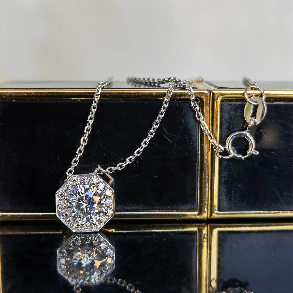 Doveggs premade 18k white gold halo moissanite pendant necklace (pendant only)