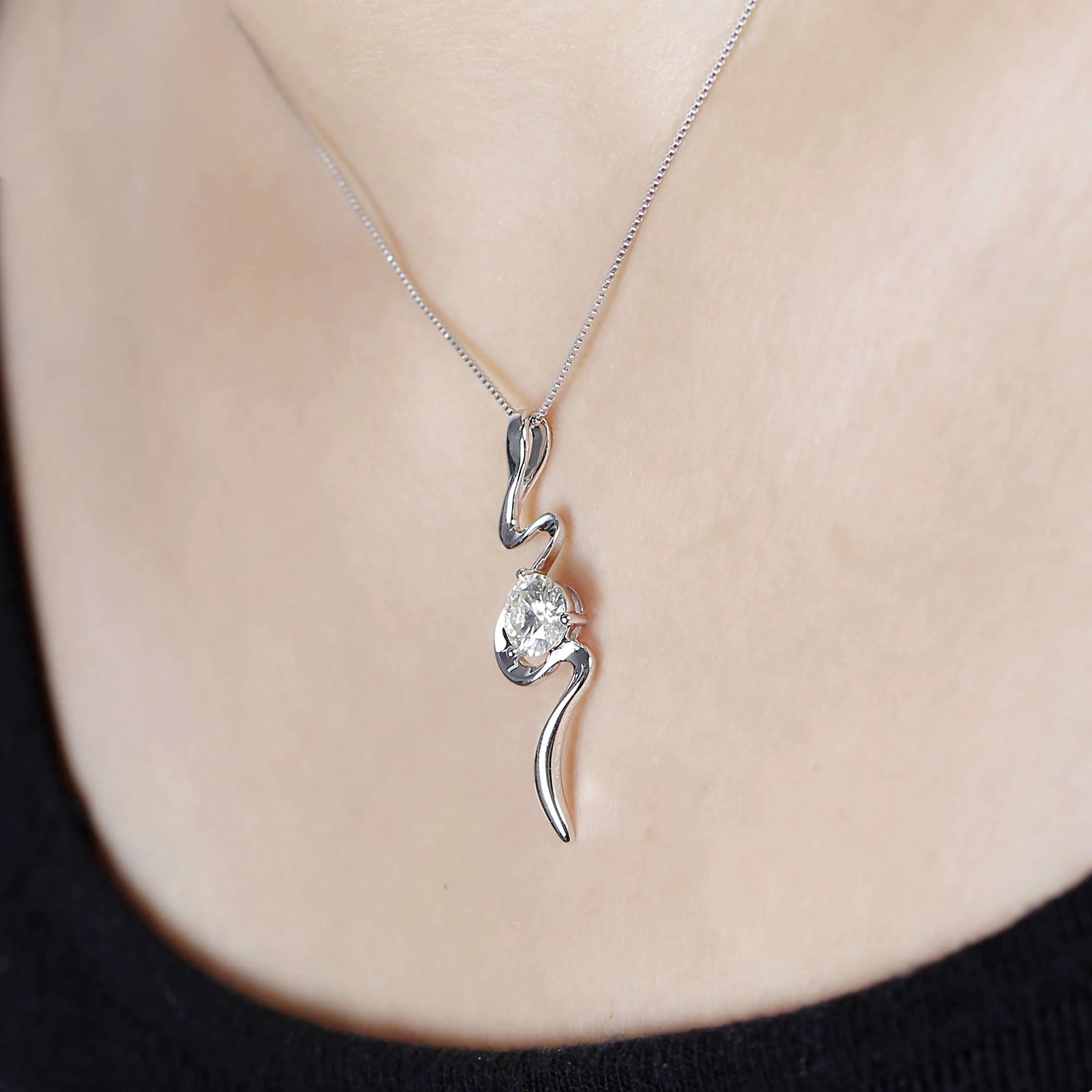 Doveggs round solitaire moissanite pendant necklace (pendant only)