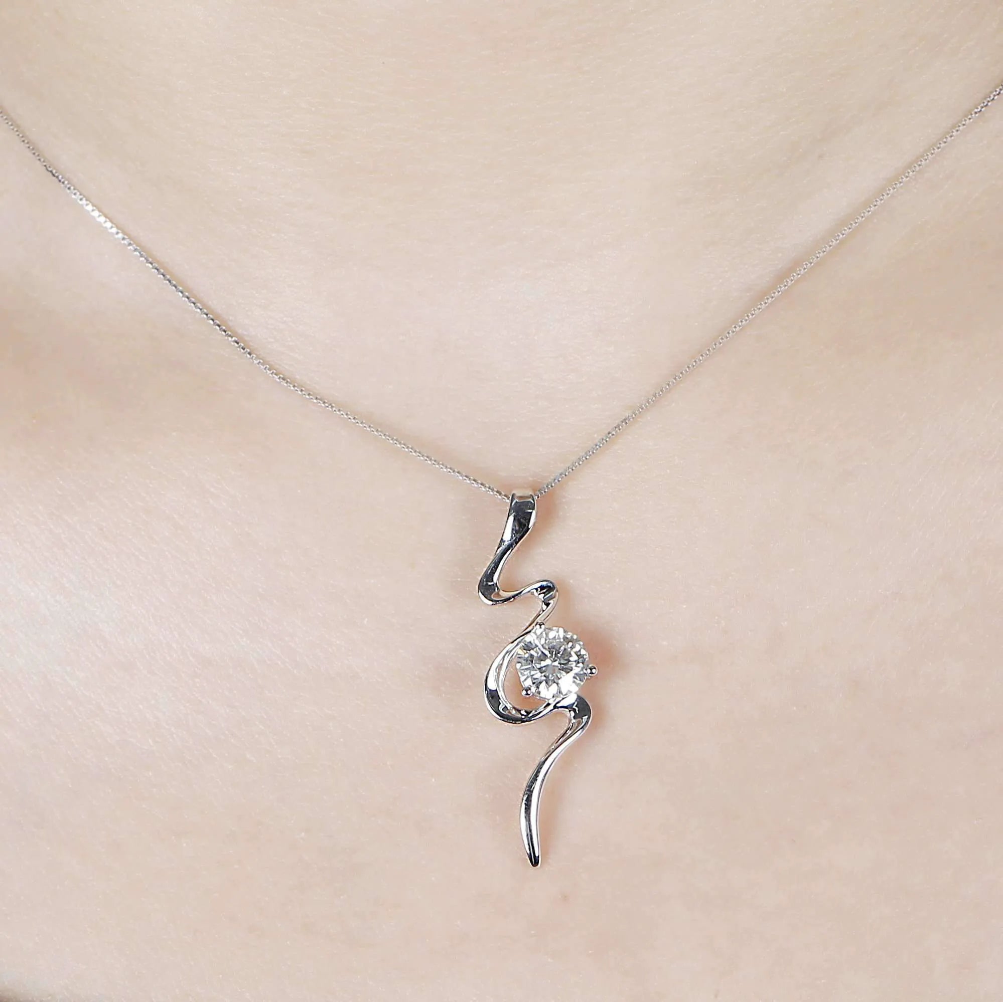 Doveggs round solitaire moissanite pendant necklace (pendant only)
