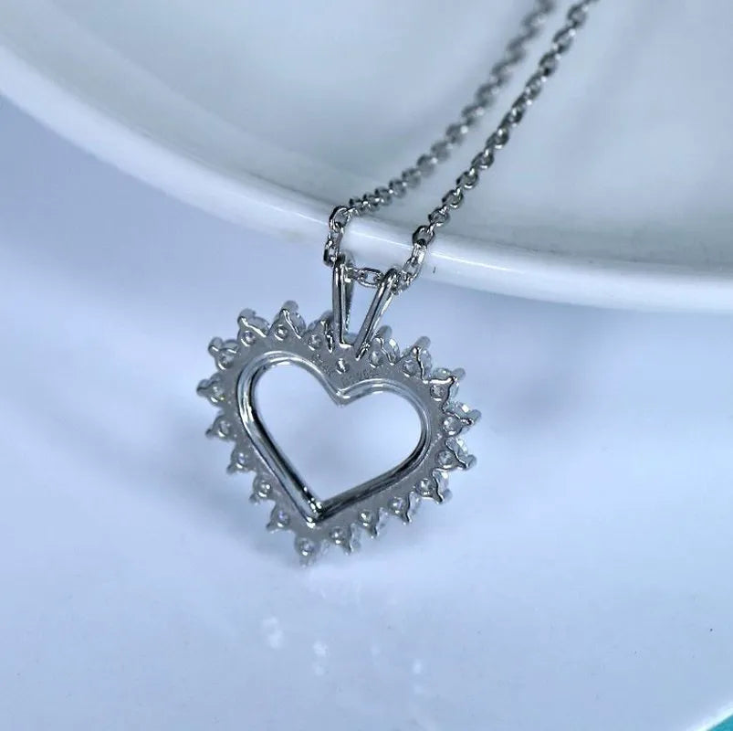 Doveggs 2.5mm round moissanite/lab grown diamond heart shape pendant necklace (pendant only)