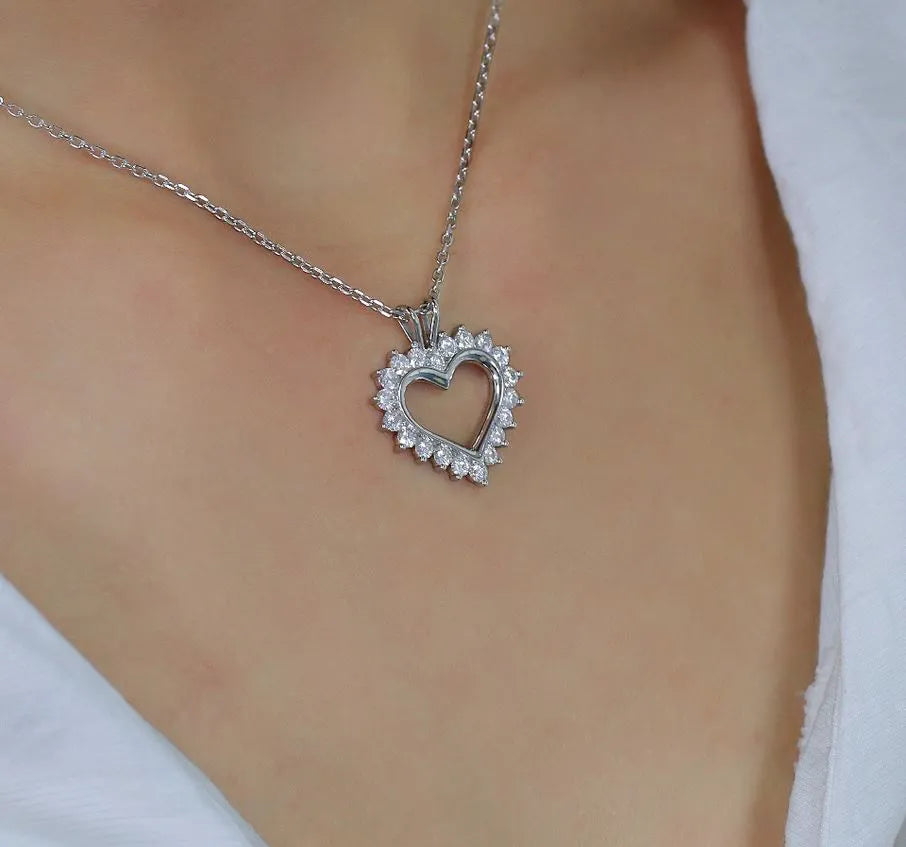 Doveggs 2.5mm round moissanite/lab grown diamond heart shape pendant necklace (pendant only)