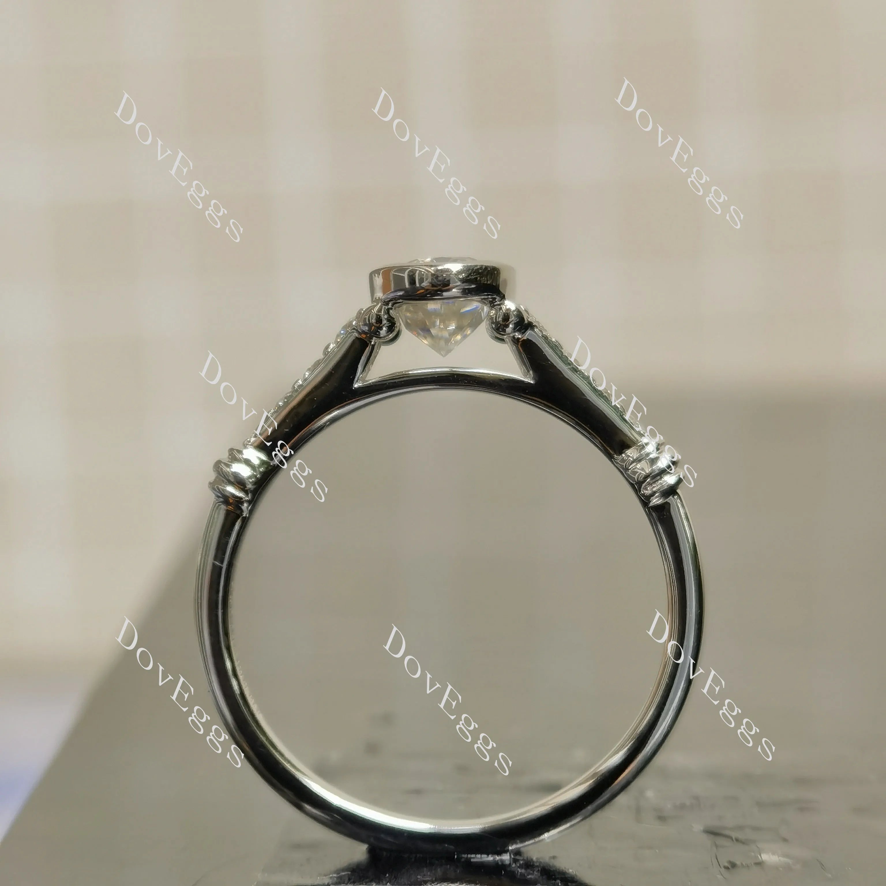 (size 8.5) Doveggs sterling silver 1ct oval moissanite engagement ring