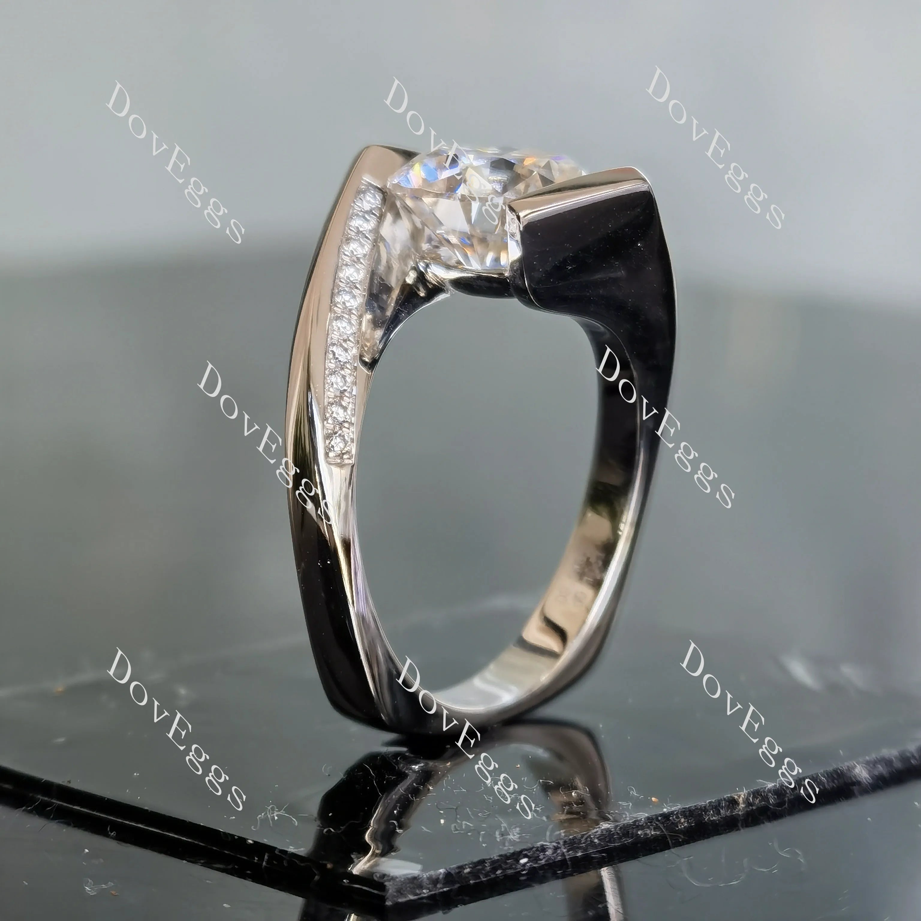 Doveggs round curved moissanite engagement ring