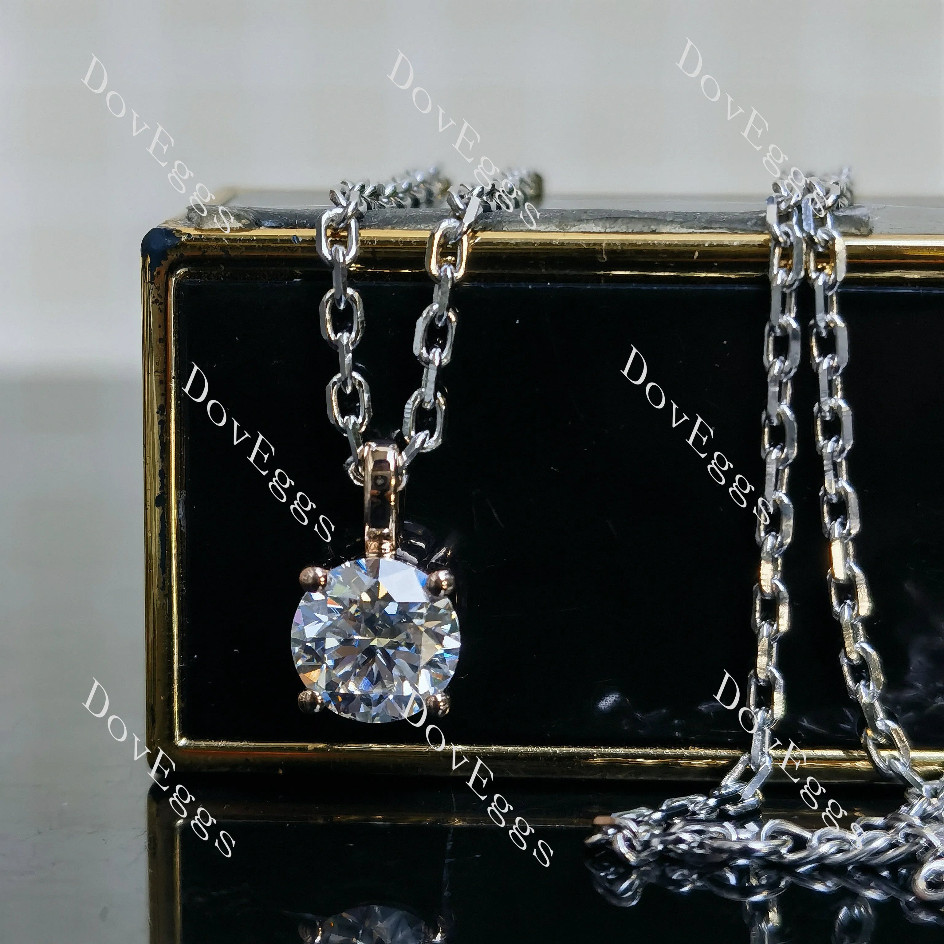 Doveggs round pave moissanite pandant necklace (pandant only)